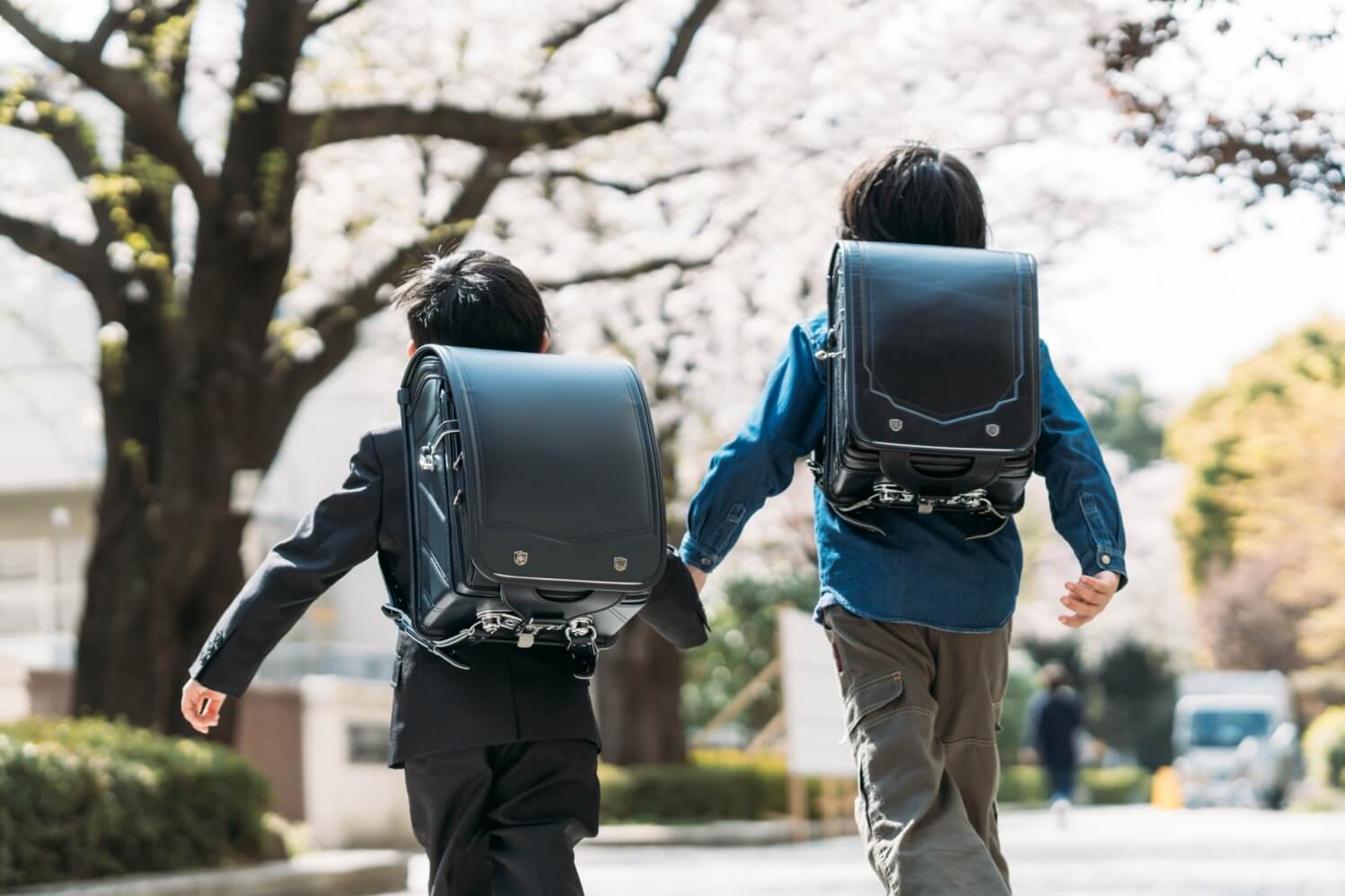 小学生が学校に行くイメージ画像