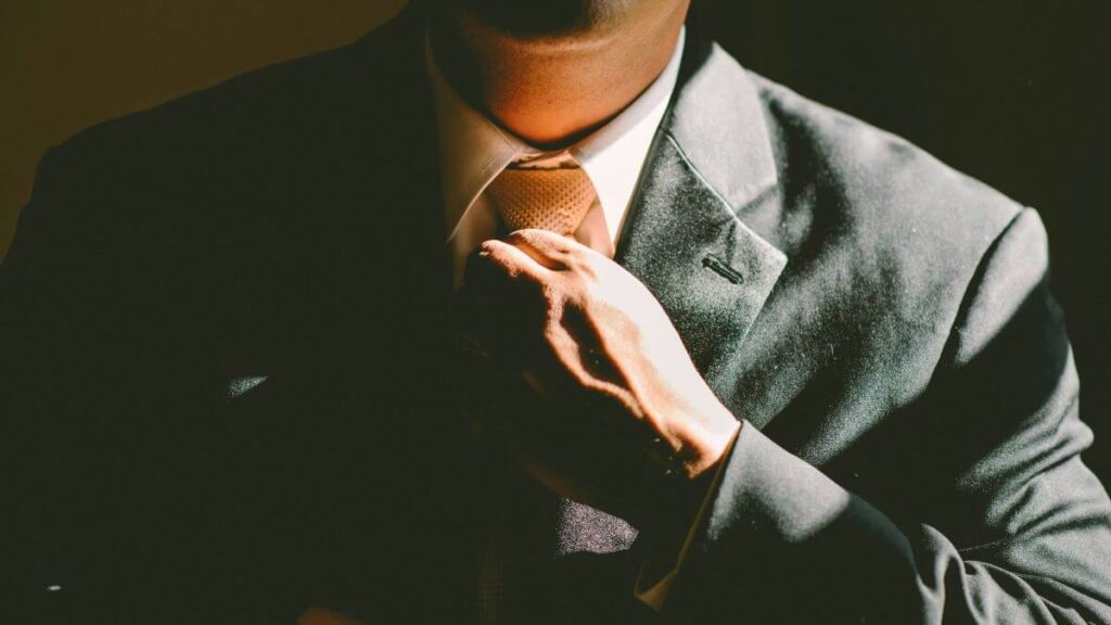 ネクタイをしめる男性の写真